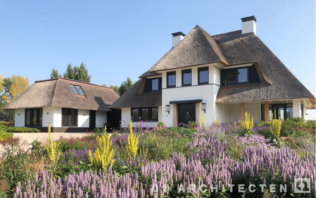 landhuis met riet en bijgebouw